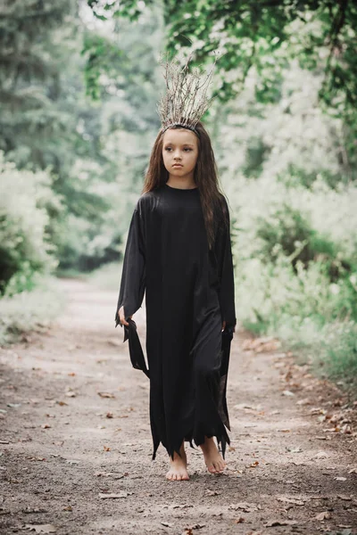 Siyah Elbiseli Genç Bir Kadın Dallardan Bir Taç Ormanın Karanlığında — Stok fotoğraf