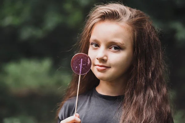 Une Jolie Fille Vêtements Noirs Avec Bonbon Violet Sur Bâton — Photo