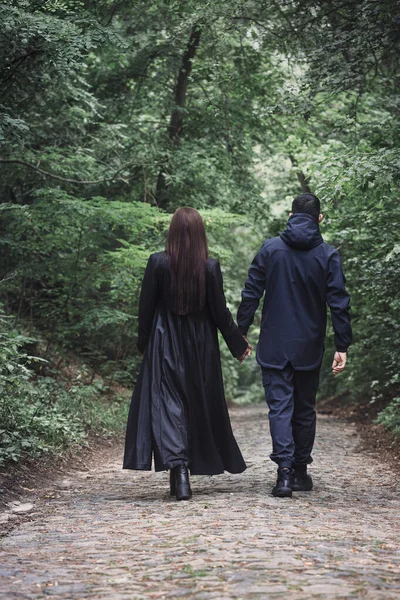 Ragazzo Una Ragazza Abiti Neri Brutali Stanno Camminando Una Foresta — Foto Stock