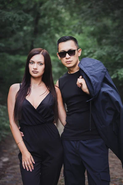 Ormanın Arka Planında Siyah Elbiseli Güzel Bir Çiftin Portresi — Stok fotoğraf