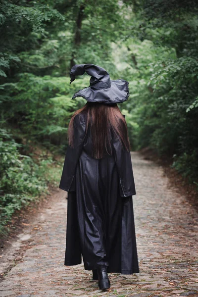 Una Strega Con Mantello Nero Grande Cappello Nero Una Foresta — Foto Stock