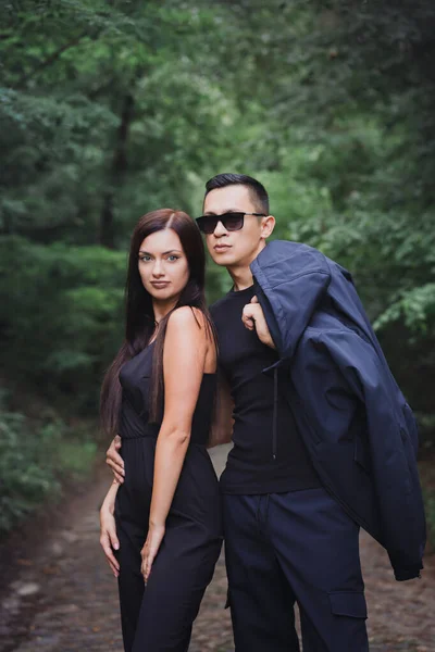 Ormanın Arka Planında Siyah Elbiseli Güzel Bir Çiftin Portresi — Stok fotoğraf