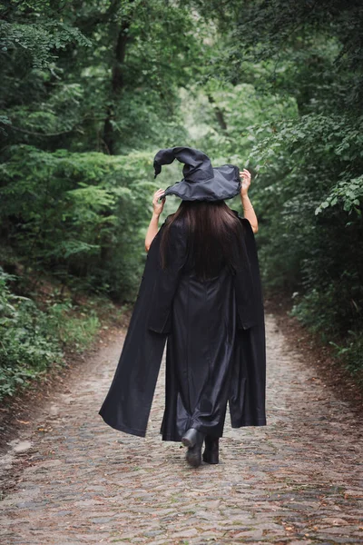 Ведьма Черном Плаще Большая Черная Шляпа Темном Лесу Концепция Хэллоуина — стоковое фото