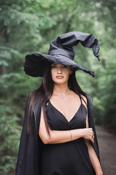 Una Bruja Con Una Capa Negra Gran Sombrero Negro Bosque —  Fotos de Stock