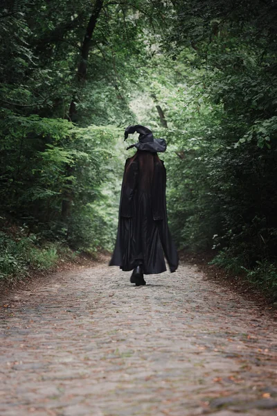 Una Bruja Con Una Capa Negra Gran Sombrero Negro Bosque — Foto de Stock