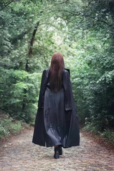 Una Bella Donna Alta Impermeabile Nero Cammina Attraverso Una Fitta — Foto Stock
