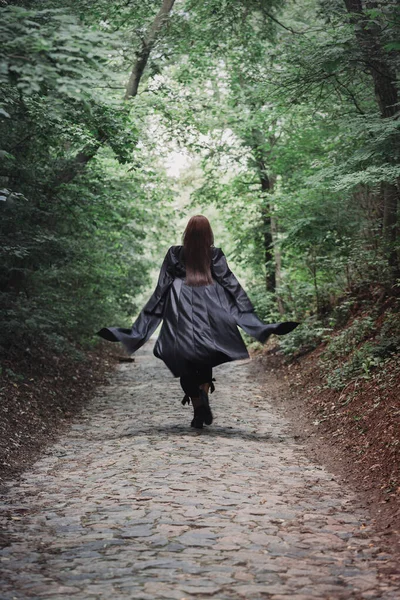 Una Mujer Hermosa Alta Impermeable Negro Camina Través Bosque Denso — Foto de Stock