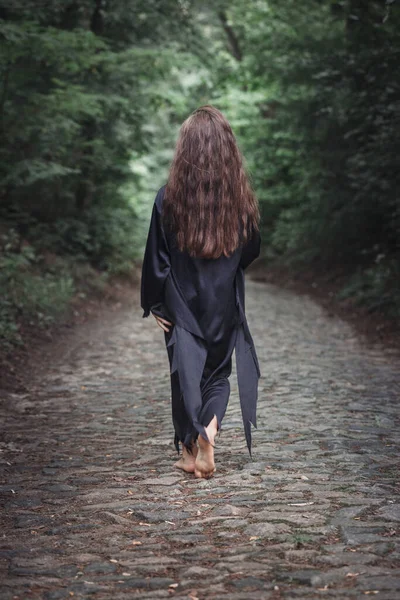 Siyah Elbiseli Genç Bir Kız Ormanın Karanlığında Yürür Cadılar Bayramı — Stok fotoğraf