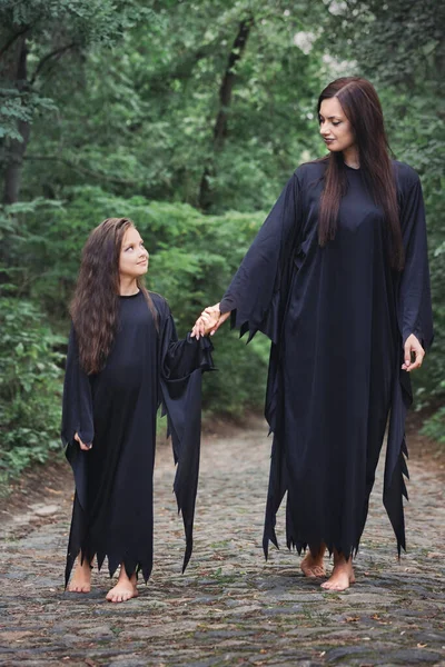 Een Jonge Heks Haar Dochter Lopen Door Een Donker Bos — Stockfoto