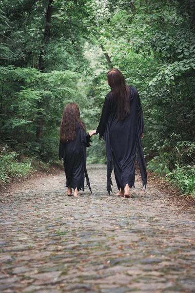 Egy Fiatal Boszorkány Lánya Egy Sötét Erdőben Sétálnak Halloween Koncepció — Stock Fotó