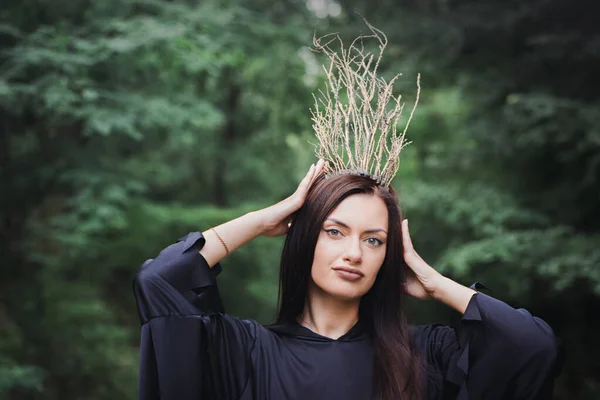 Uma Bela Fada Jovem Uma Coroa Ramos Conceito Halloween — Fotografia de Stock