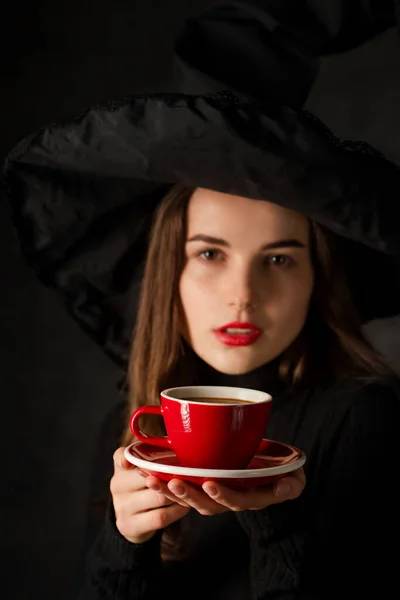 Uma Jovem Rapariga Chapéu Bruxa Negra Com Uma Chávena Café — Fotografia de Stock