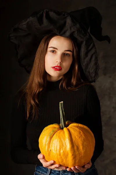 Giovane Bella Donna Cappello Strega Nera Con Zucca Sfondo Nero — Foto Stock