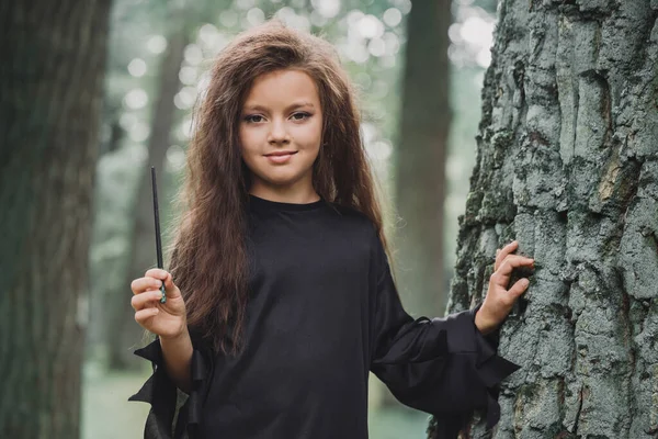 Uma Menina Traje Bruxa Uma Floresta Perto Uma Árvore Conceito — Fotografia de Stock