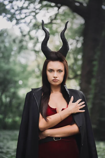 Mulher Bonita Com Longos Chifres Pretos Floresta Conceito Halloween — Fotografia de Stock