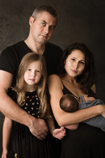 Portret Van Een Internationale Familie Met Een Dochter Een Pasgeborene — Stockfoto