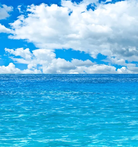 Mar tropical e céu azul — Fotografia de Stock