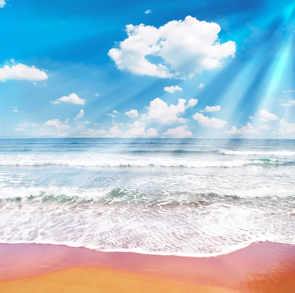 Тропический пляж и голубое небо с солнечными лучами — стоковое фото