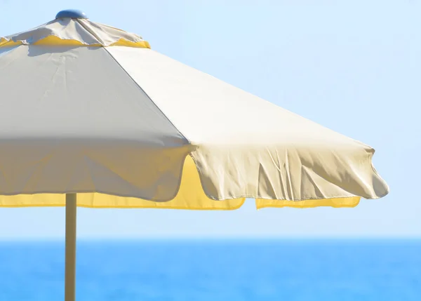 Guarda-chuva de praia contra o mar e o céu — Fotografia de Stock
