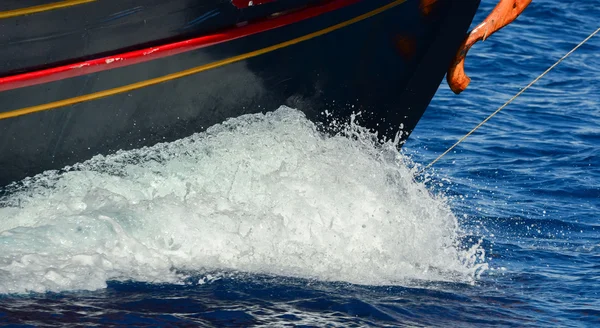 Boat making waves at open sea — Stock Photo, Image