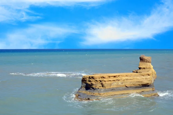 Acantilado en el mar contra el cielo azul —  Fotos de Stock