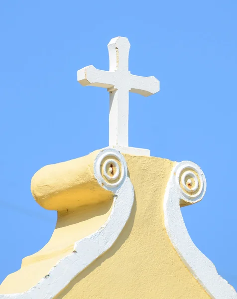 Kruis op de top van oude kerk — Stockfoto