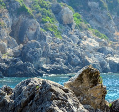 kaya oluşumları ile Yalı