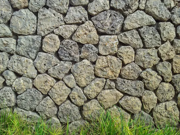 Parete rocciosa e fresco sfondo erba verde — Foto Stock