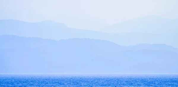 Landschap met zee en de bergen silhouetten — Stockfoto