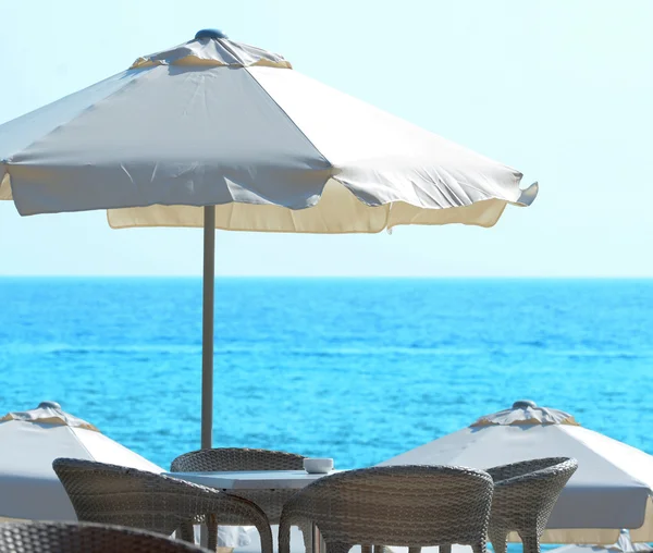 Sun umbrella at seaside — Stock Photo, Image