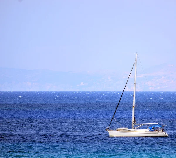 Yacht på öppet hav — Stockfoto