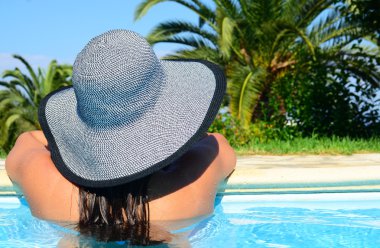 Havuz alanında istirahat kadın