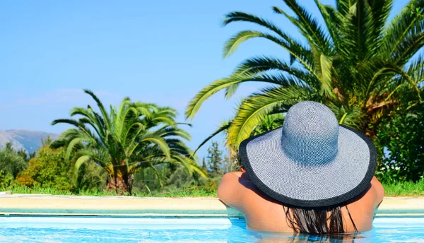 Femme jouissant dans la piscine — Photo