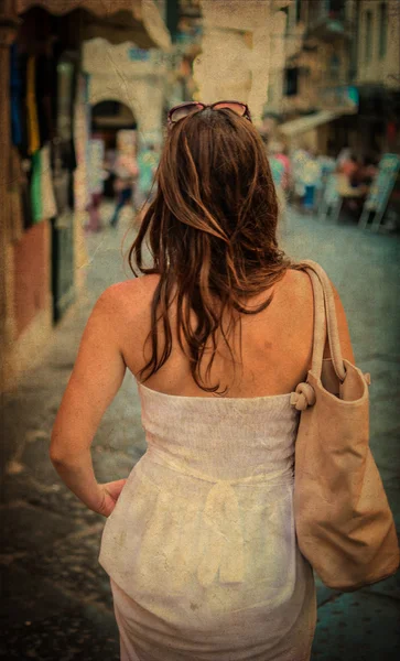 Imagem vintage da mulher em vestido branco - Visão traseira — Fotografia de Stock