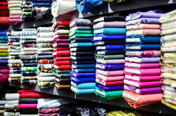 Différentes matières textiles sur étagères — Photo