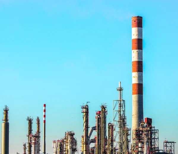 Oil refinery plant scene against blue sky — Stock Photo, Image