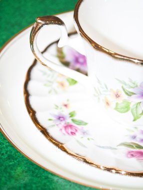 Vintage çay ya da kahve fincanı ile çiçek desenli makro çekim