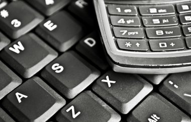 akıllı cep telefonu gümüş bir laptop