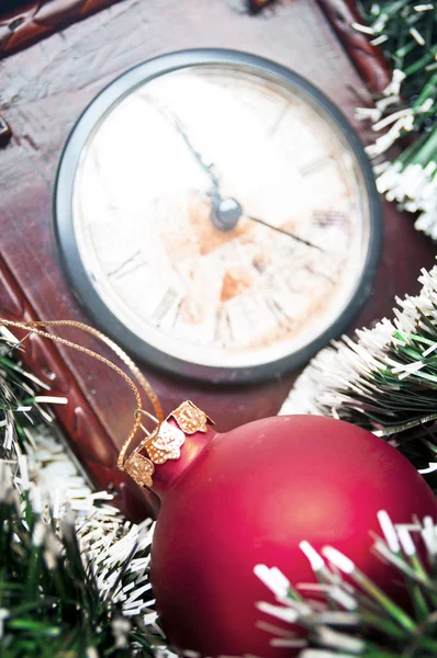 Ornamenti natalizi e orologio - sfondo Vacanze — Foto Stock