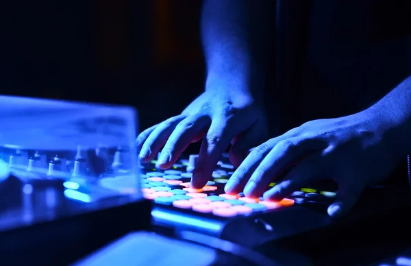 Mão do DJ no misturador de áudio — Fotografia de Stock