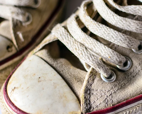 Par de zapatillas de deporte de edad primer plano — Foto de Stock