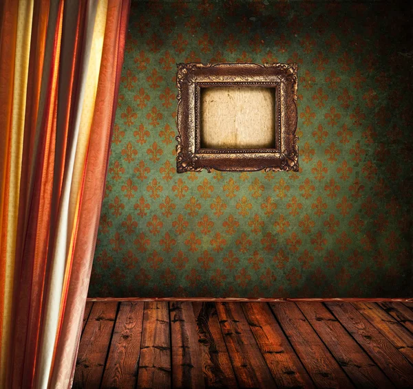 Starý pokoj s oponou a starožitný rám — Stock fotografie