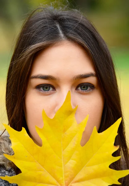 Herbstliches Mädchenporträt — Stockfoto