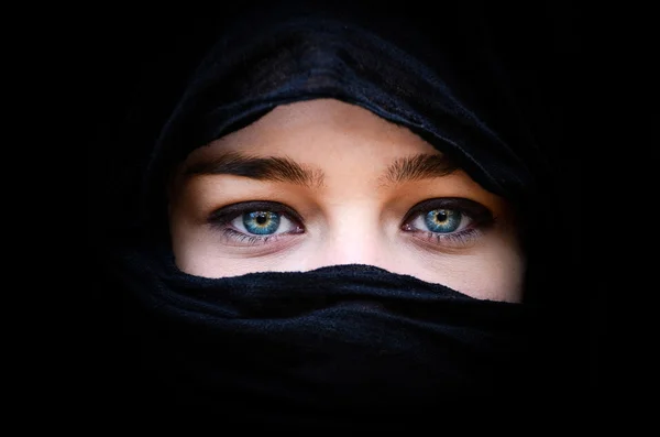 Szép nő visel fekete kendő, kék szemmel portréja — Stock Fotó