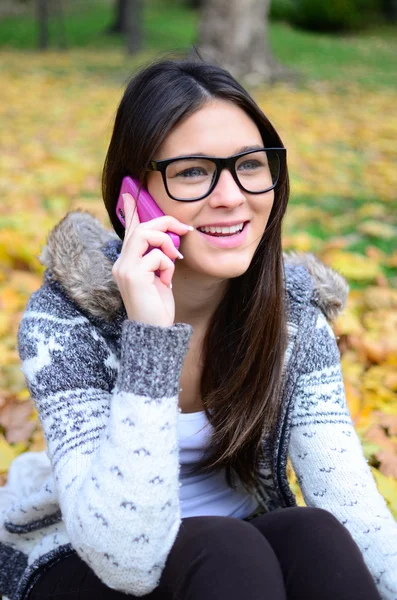 Młoda, piękna, uśmiechnięta kobieta rozmawiająca przez komórkę — Zdjęcie stockowe