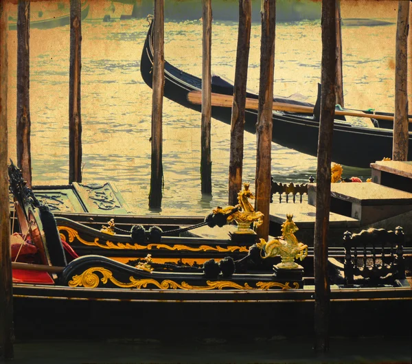 Винтажная открытка с гондолами на Венецианском канале — стоковое фото