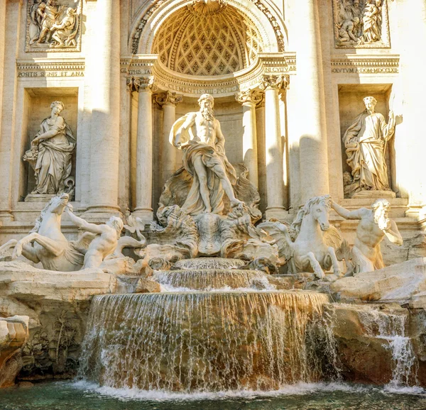Baroque Trevi Fountain (Fontana di Trevi) in Rome- Italy — Stock Photo, Image