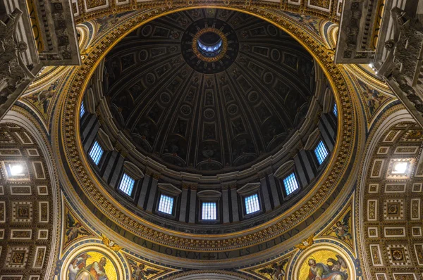 Vnitřní pohled na krásné basilica di san pietro v Římě - Itálie — Stock fotografie