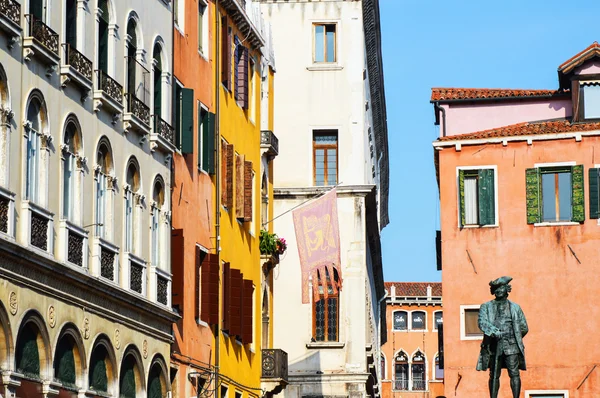 Blick auf venezianisches Zentrum und Statue des italienischen Dramatikers carlo gol — Stockfoto