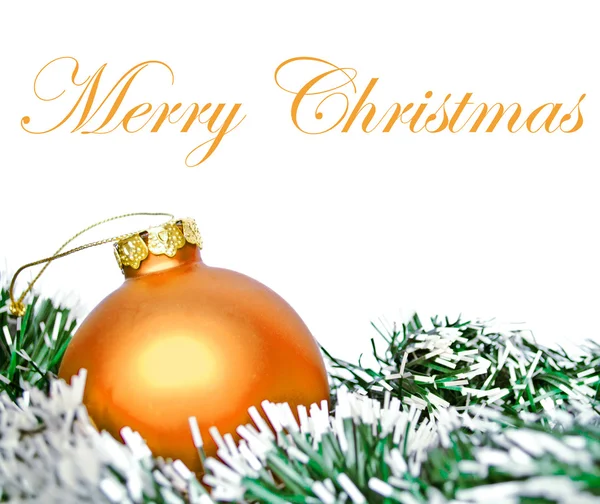 Oranje Kerst ornament bal met krans geïsoleerd op wit — Stockfoto